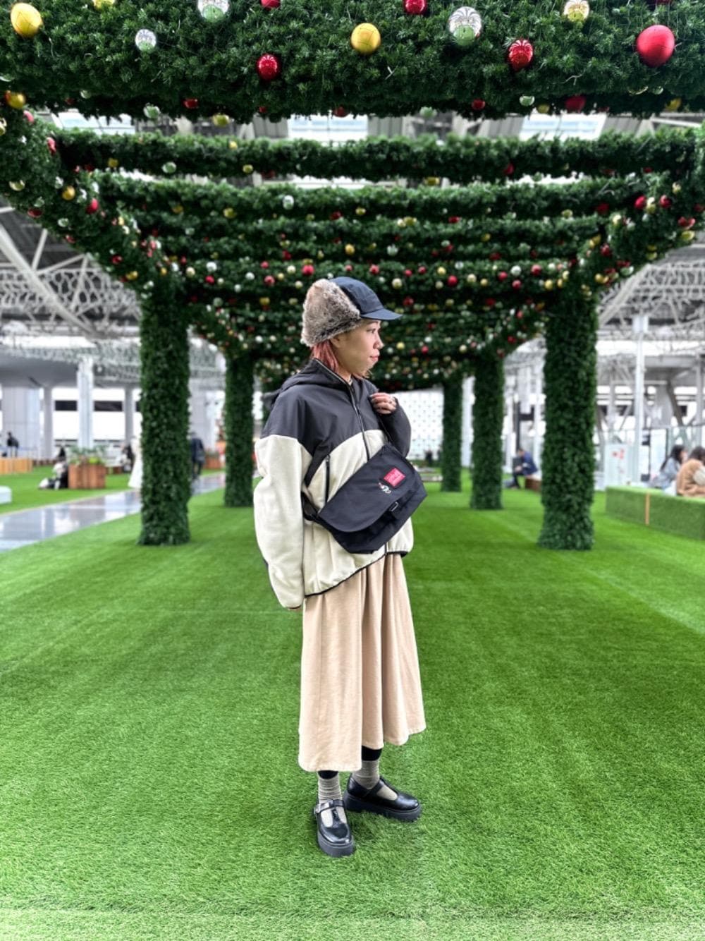 ホワイト系のブルゾン、ブラック系のメッセンジャーバッグを着用したレディースの秋コーディネートの1枚目の写真