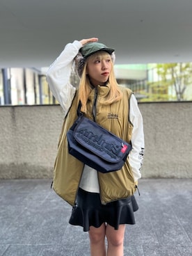 「アイテム（メッセンジャーバッグ、ブルー系）」を使った、Manhattan Portage Staffさん（レディース・157cm）の冬コーディネート