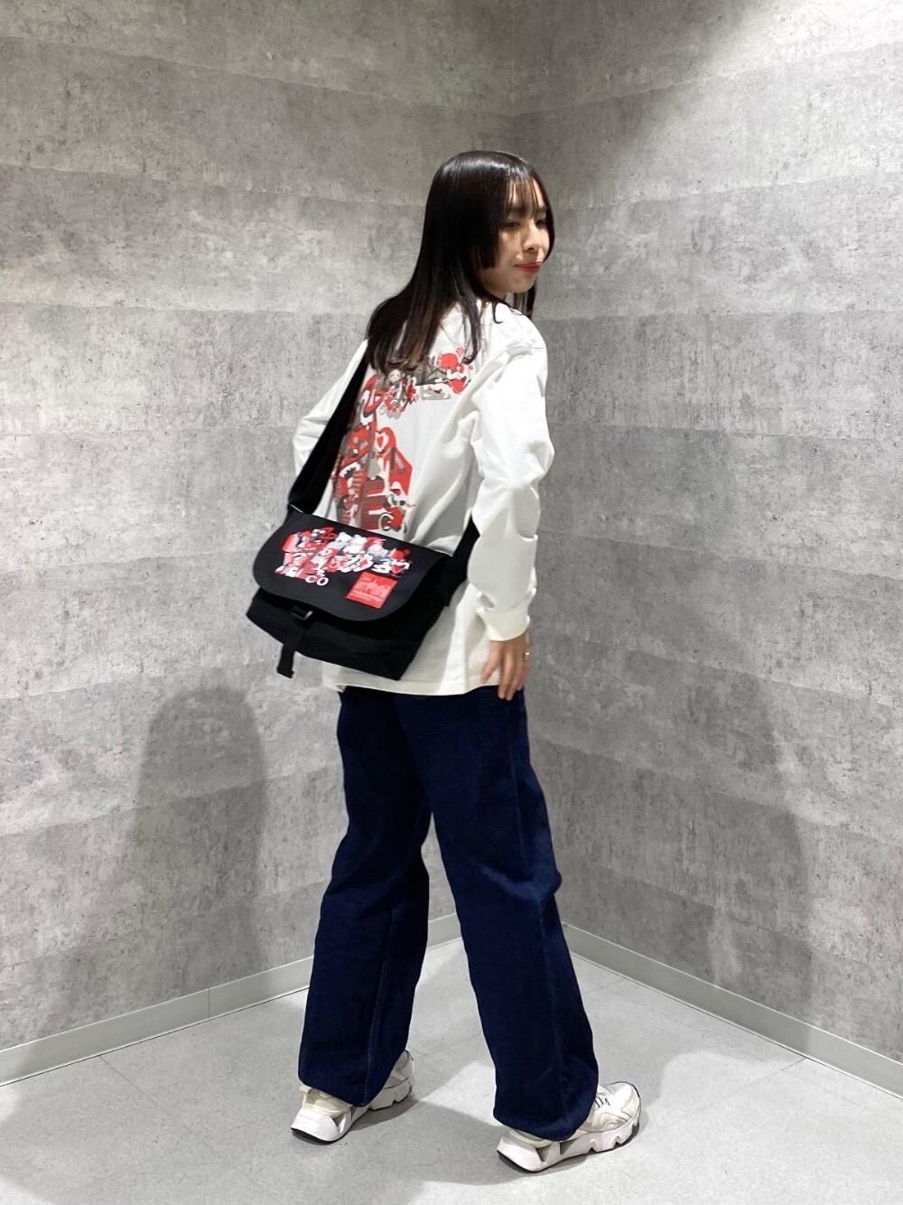 ホワイト系のTシャツ/カットソー、ブラック系のメッセンジャーバッグを着用したレディースの冬コーディネートの1枚目の写真