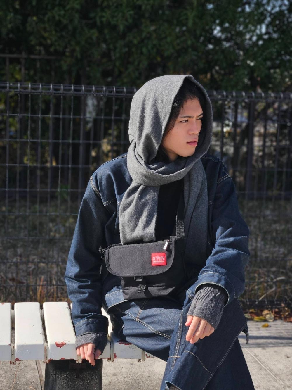 ブラック系のメッセンジャーバッグを着用したメンズの冬コーディネートの1枚目の写真