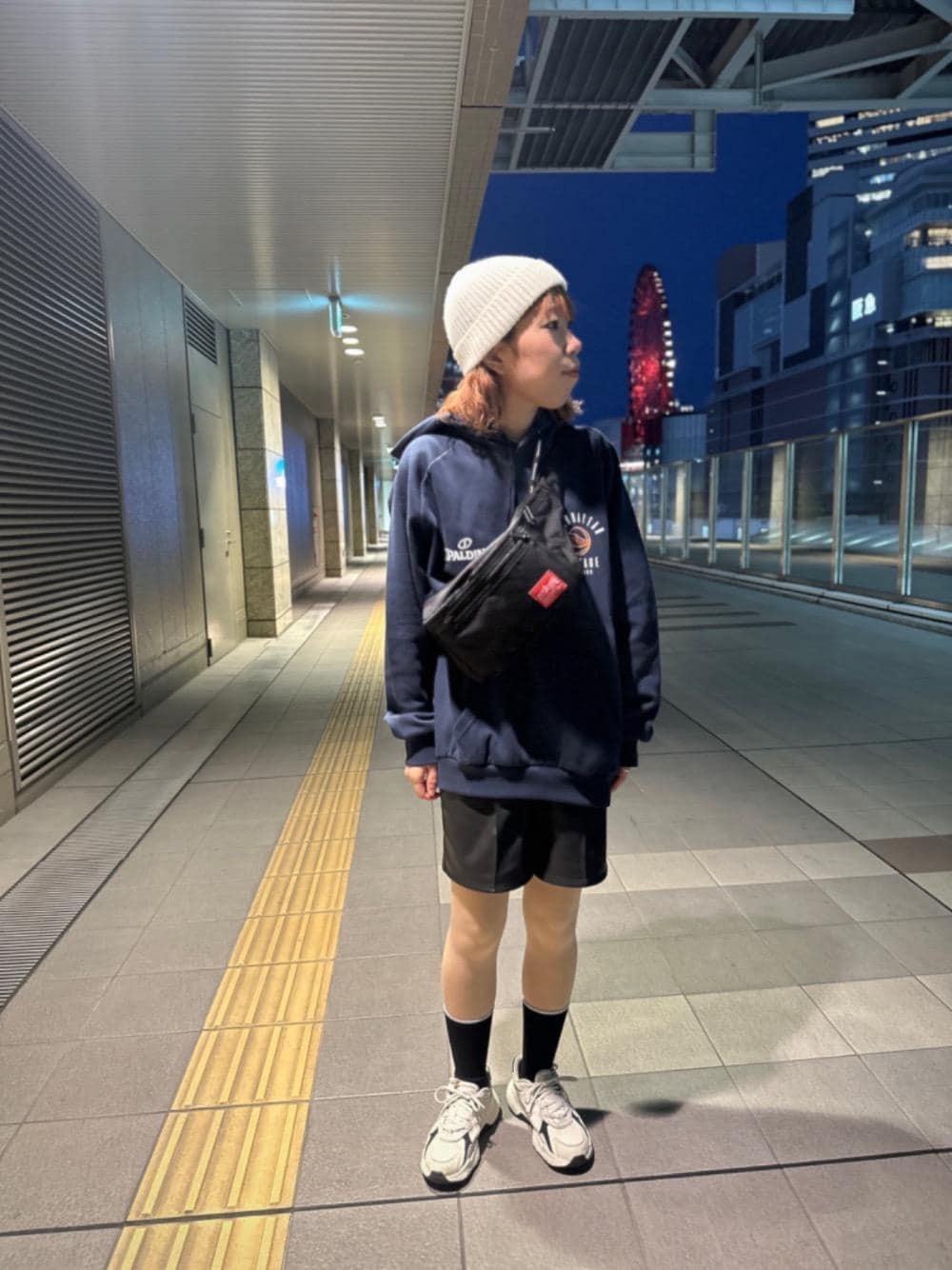 ブラック系のボディバッグ/ウエストポーチを着用したレディースの冬コーディネートの1枚目の写真