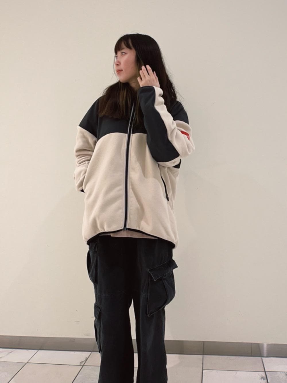 ホワイト系のブルゾンを着用したレディースの冬コーディネートの1枚目の写真