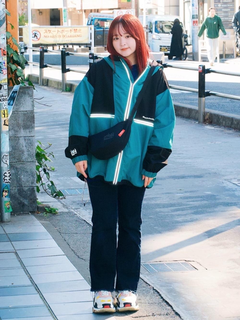 ブラック系のショルダーバッグを着用したレディースの冬コーディネートの1枚目の写真