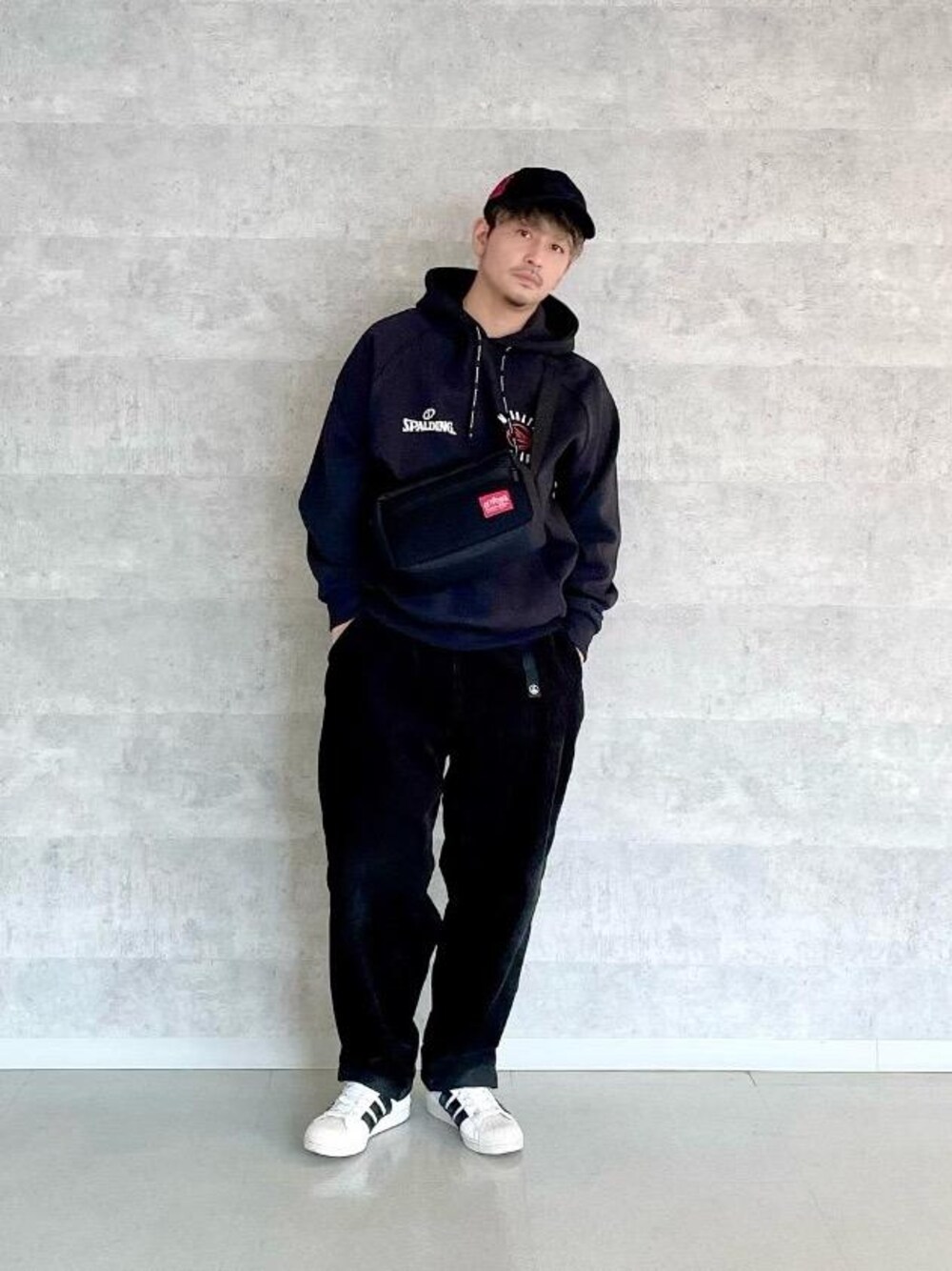 ブラック系のショルダーバッグ、ブラック系のパーカーを着用したメンズの冬コーディネートの1枚目の写真