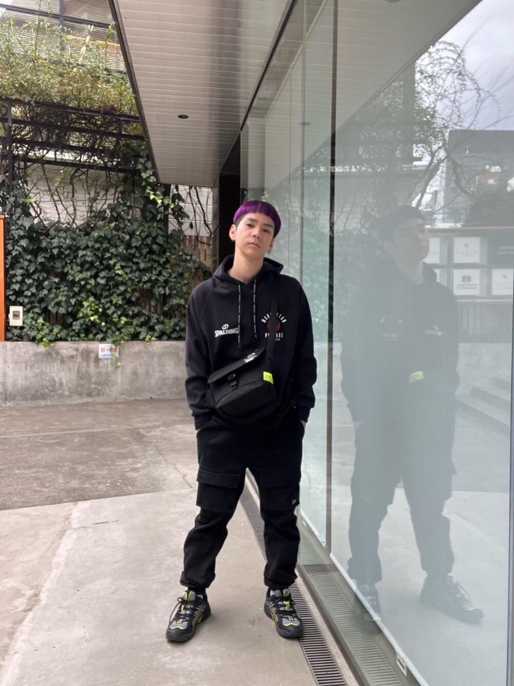 ブルー系のパーカーを着用したメンズの冬コーディネートの1枚目の写真