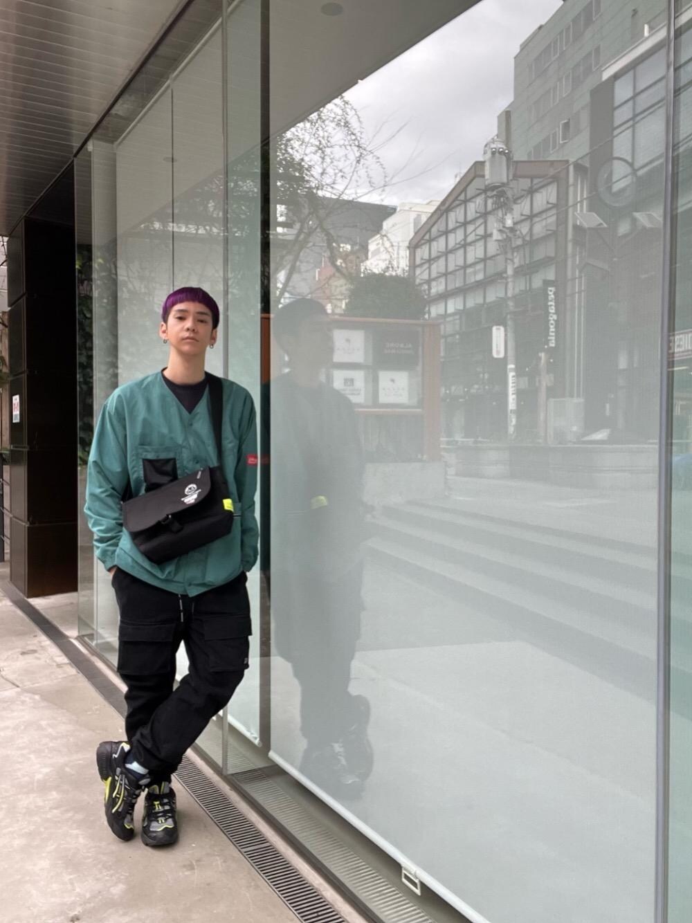 「ノーカラー、コーチジャケット、Manhattan Portage、マンハッタンポーテージ、🦊スウェット、ストリート⁈、nyc、すにーかー」｜「Manhattan PortageのCollarless Coach Jacket（ノーカラージャケット、ブルー系）」を使った、Manhattan Portage Staffさん（メンズ・172cm）の冬コーディネートの1枚目の写真