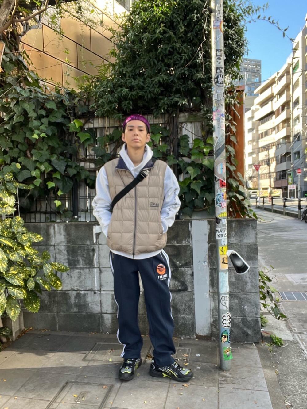 ブラック系のボディバッグ/ウエストポーチ、ベージュ系のダウンベストを着用したメンズの冬コーディネートの1枚目の写真