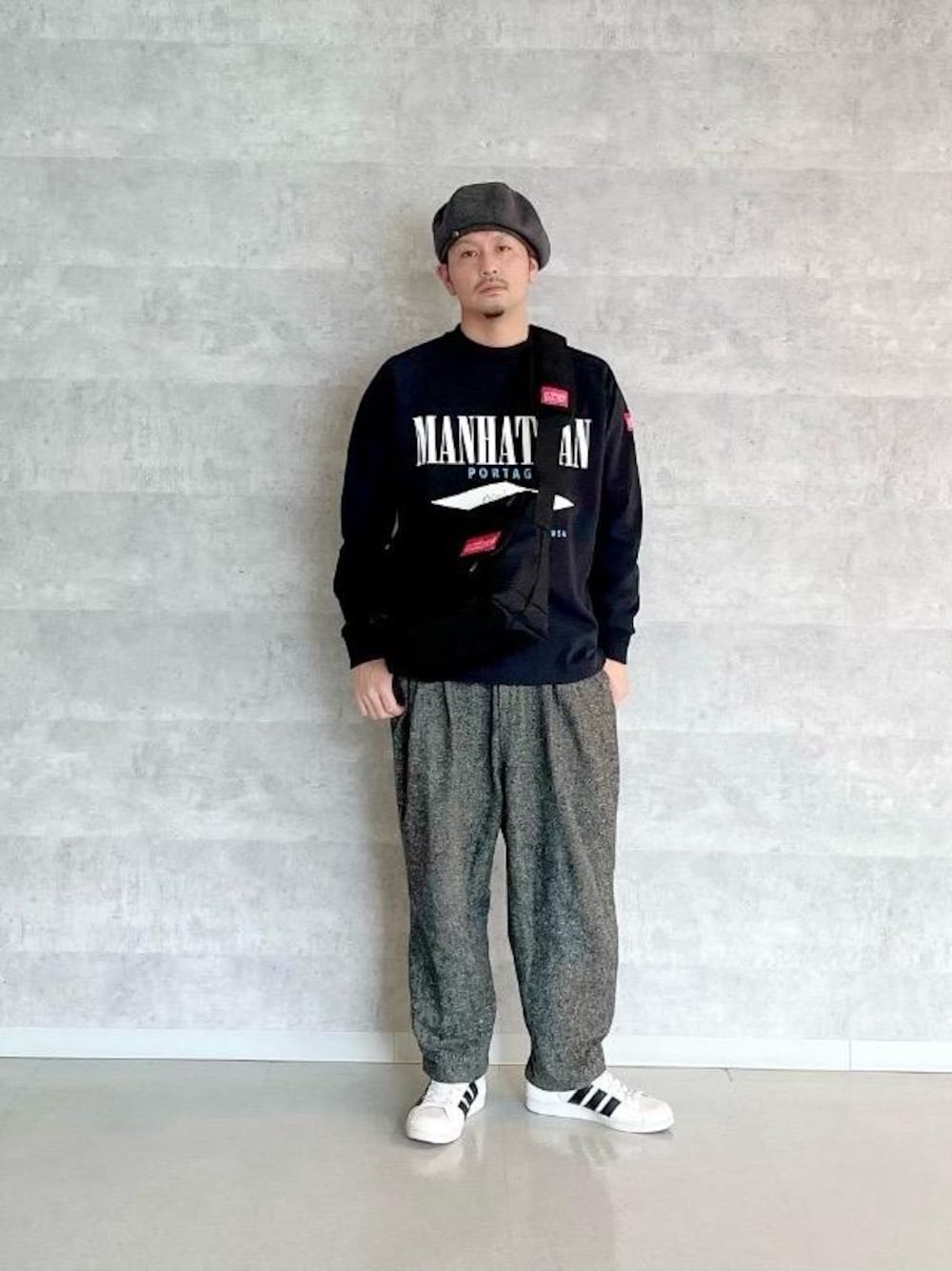 ブラック系のスウェット、ブラック系のその他小物を着用したメンズの冬コーディネートの1枚目の写真