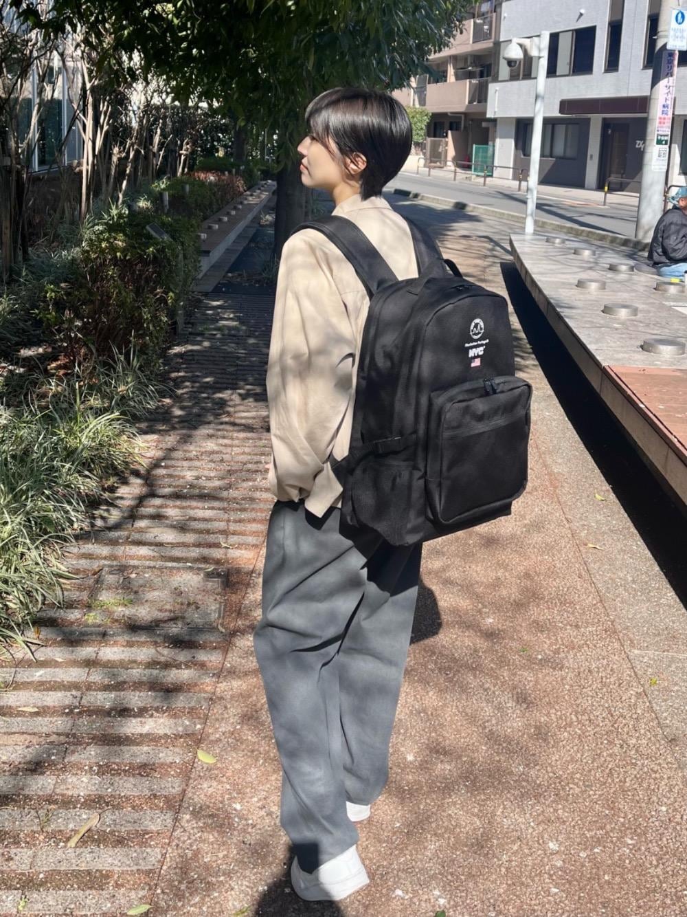 ブラック系のバックパック/リュックを着用したレディースの冬コーディネートの1枚目の写真