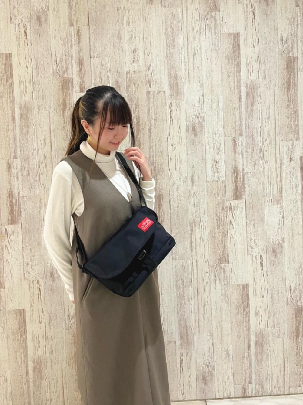 ブラック系のメッセンジャーバッグを着用したレディースの冬コーディネートの1枚目の写真