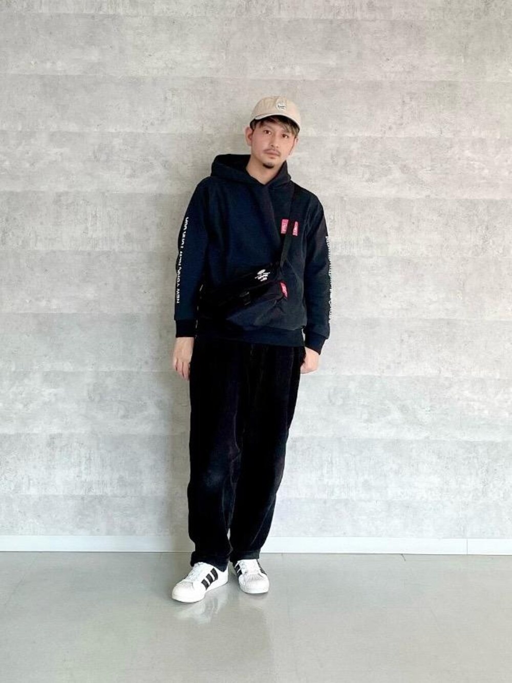 ブラック系のパーカー、ブラック系のメッセンジャーバッグを着用したメンズの冬コーディネートの1枚目の写真