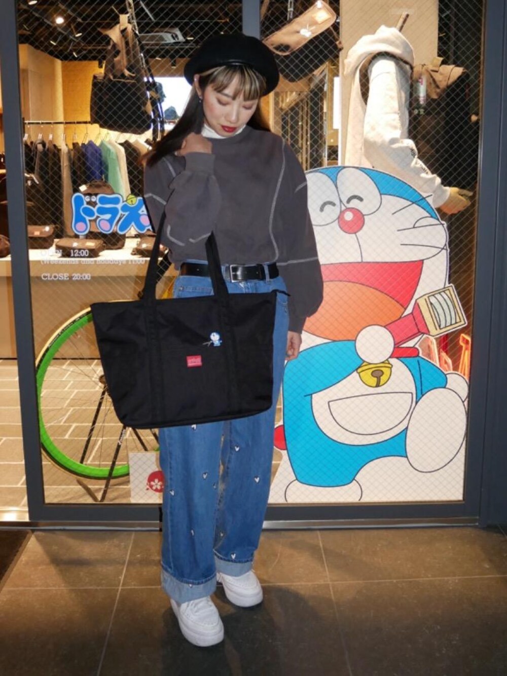 「トートバッグ、Manhattan Portage、ドラえもん、マンハッタンポーテージ」｜「Manhattan PortageのTompkins Tote Bag Doraemon 2024（トートバッグ、ブラック系）」を使った、Manhattan Portage Staffさん（レディース・153cm）の春コーディネートの1枚目の写真