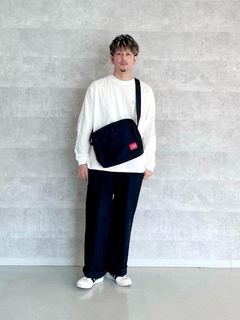 ブルー系のTシャツ/カットソーを着用したメンズの春コーディネートの1枚目の写真
