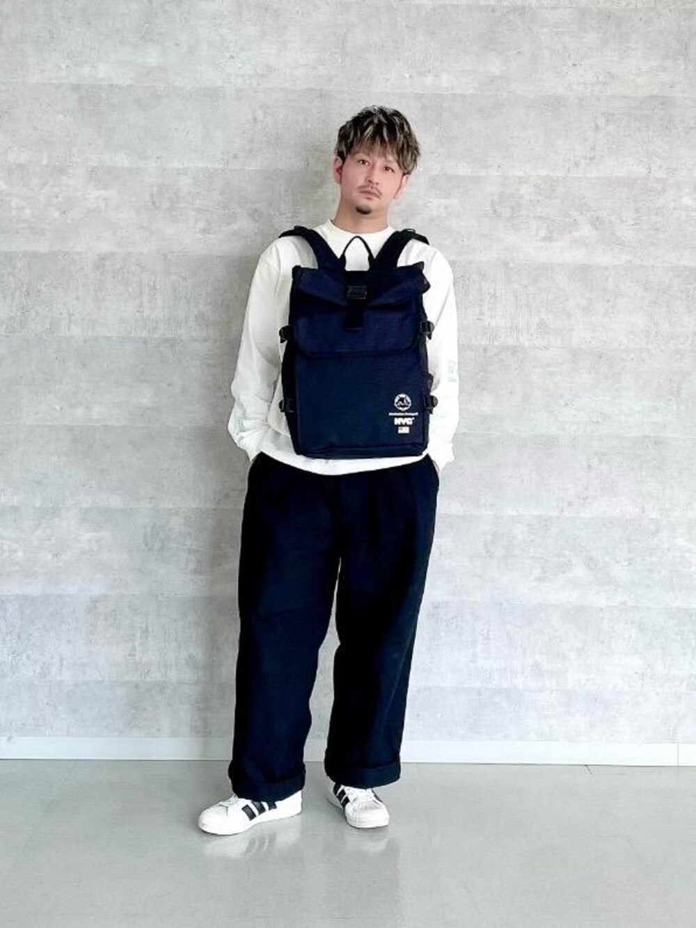 ブラック系のバックパック/リュック、ブルー系のTシャツ/カットソーを着用したメンズの春コーディネートの1枚目の写真