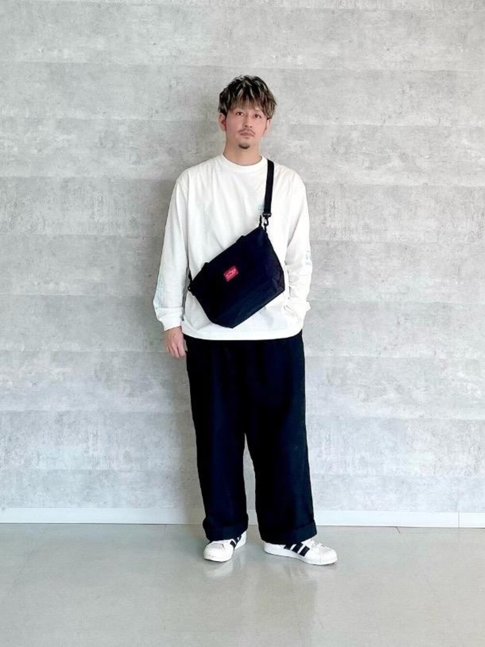 ブラック系のトートバッグ、ブルー系のTシャツ/カットソーを着用したメンズの春コーディネートの1枚目の写真