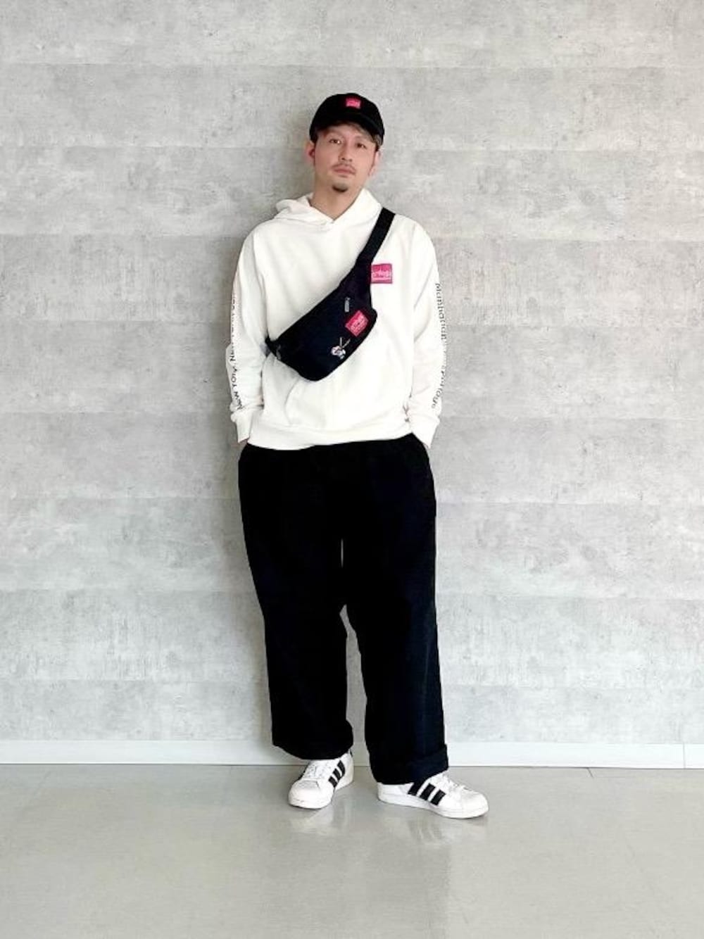 ホワイト系のパーカー、ブラック系のボディバッグ/ウエストポーチを着用したメンズの春コーディネートの1枚目の写真