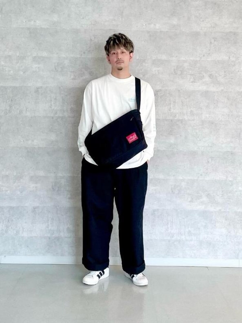 ブルー系のTシャツ/カットソー、ブラック系のショルダーバッグを着用したメンズの春コーディネートの1枚目の写真