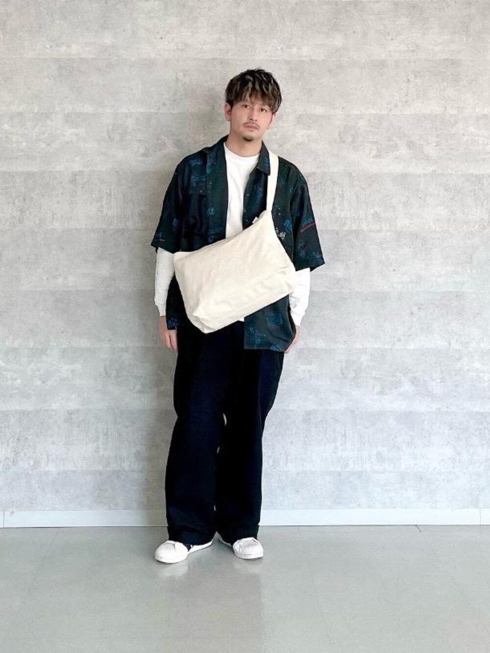 ベージュ系のショルダーバッグを着用したメンズの春コーディネートの1枚目の写真