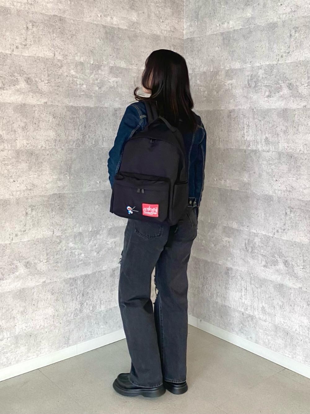 ブラック系のバックパック/リュックを着用したレディースの春コーディネートの1枚目の写真