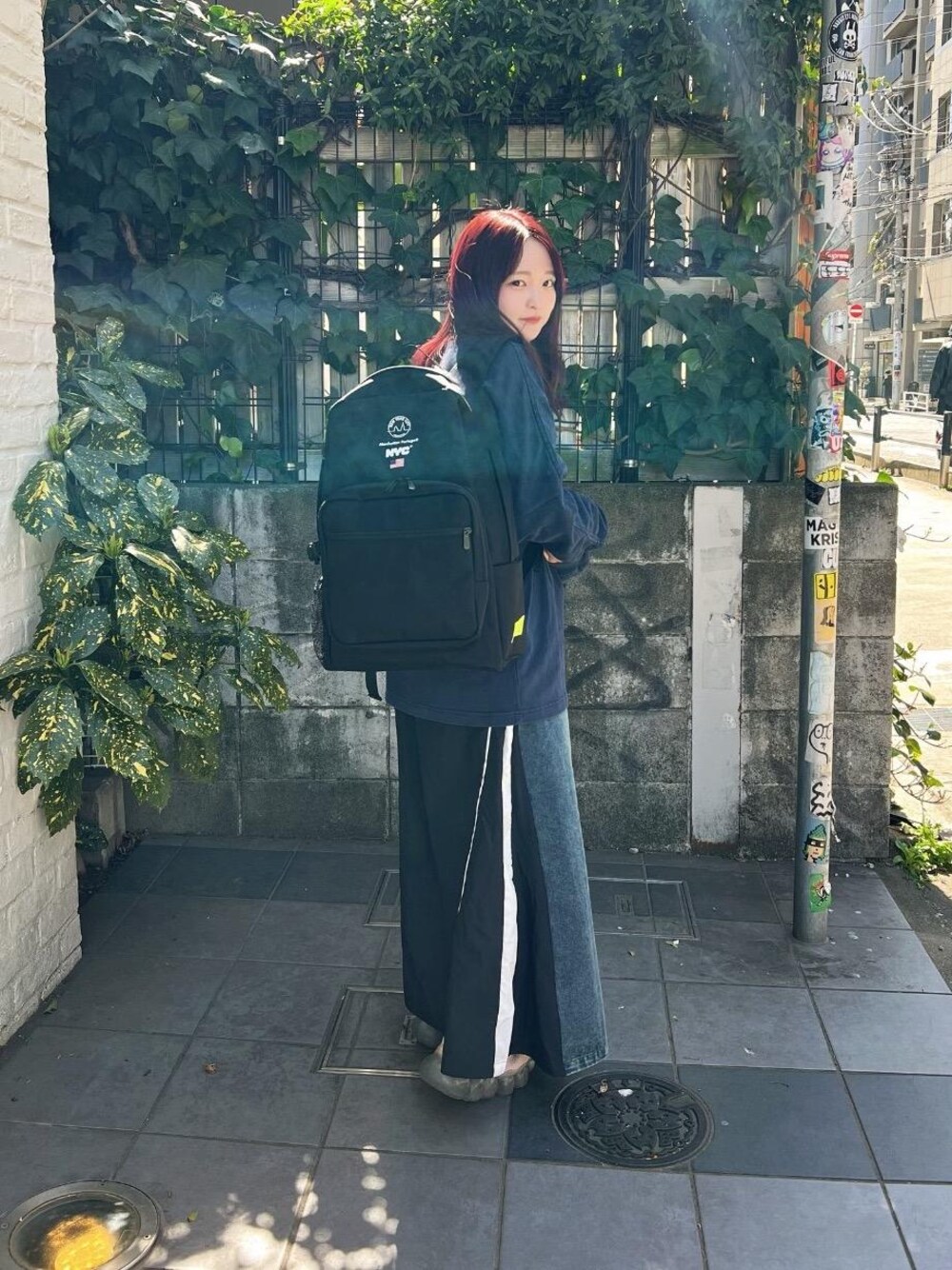 ブラック系のバックパック/リュックを着用したレディースの春コーディネートの1枚目の写真