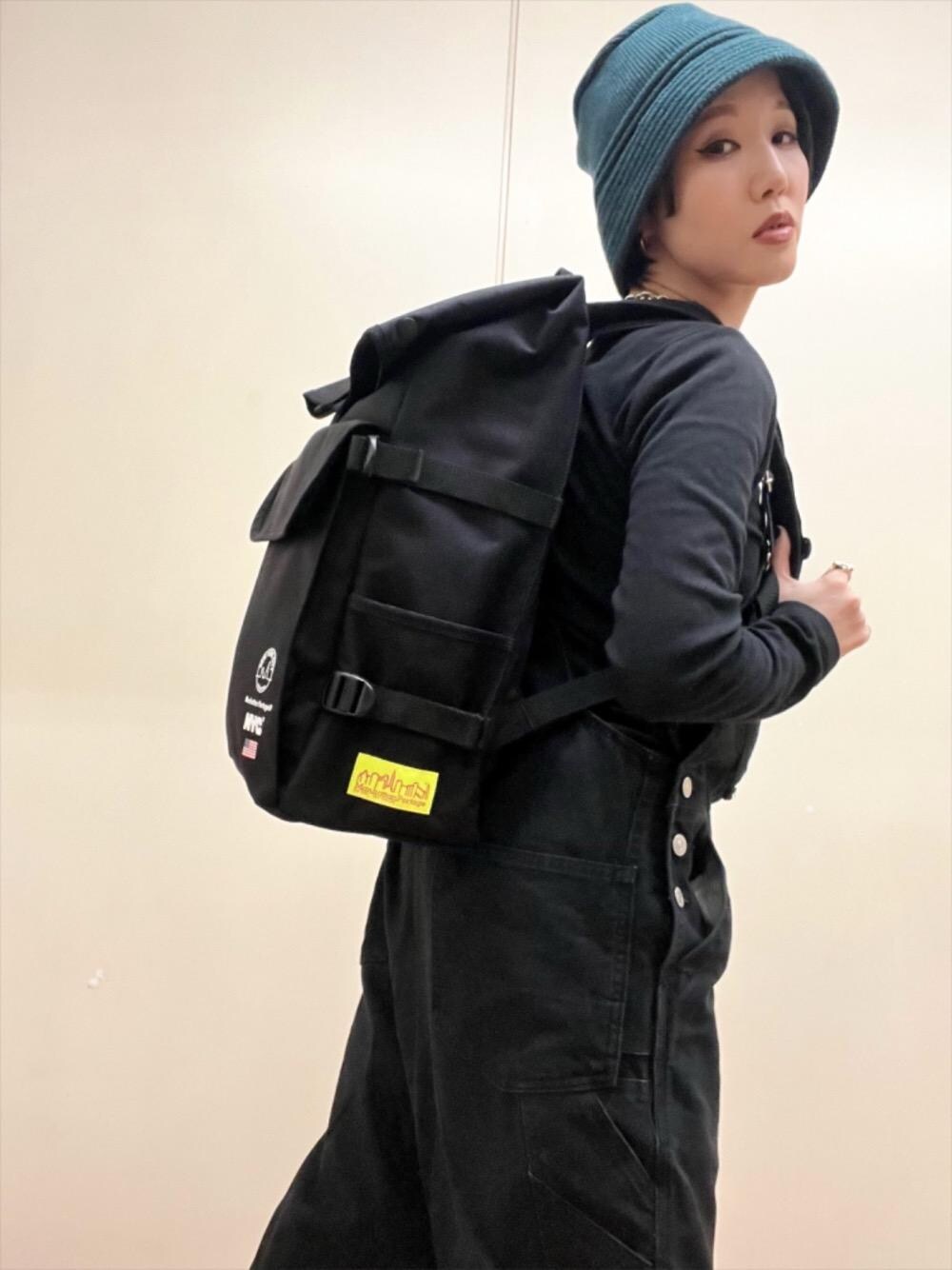ブラック系のバックパック/リュックを着用したレディースの春コーディネートの1枚目の写真