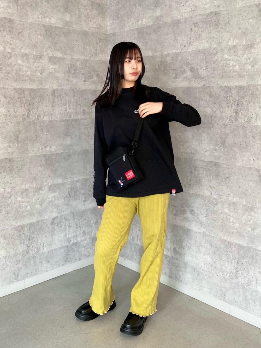 ブラック系のショルダーバッグを着用したレディースの春コーディネートの1枚目の写真