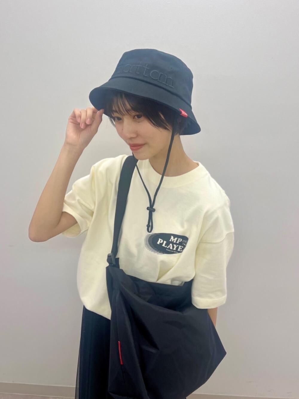 ブラック系のショルダーバッグ、ホワイト系のTシャツ/カットソーを着用したレディースの春コーディネートの1枚目の写真