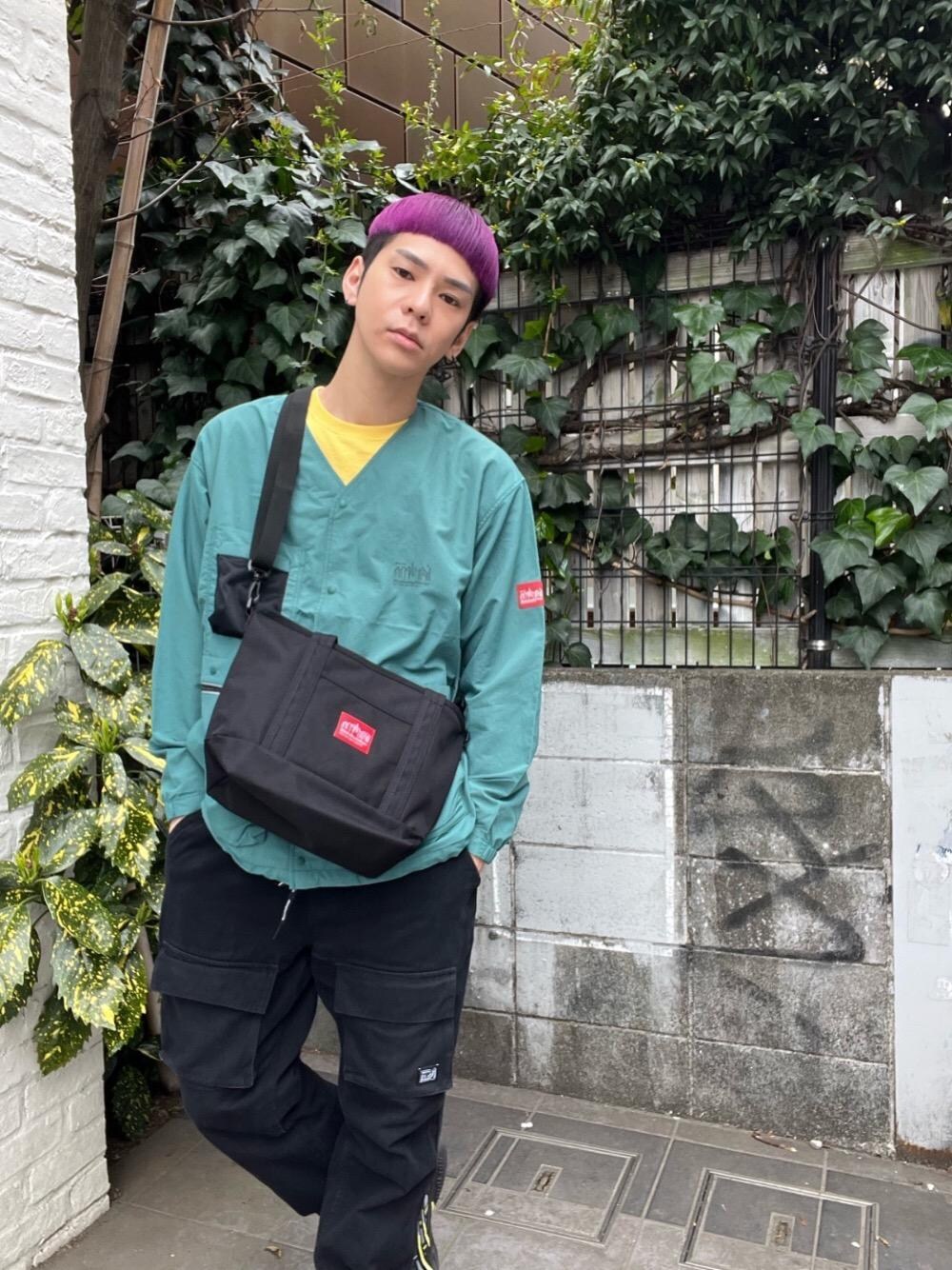 ブラック系のトートバッグ、ブルー系のノーカラージャケットを着用したメンズの春コーディネートの1枚目の写真