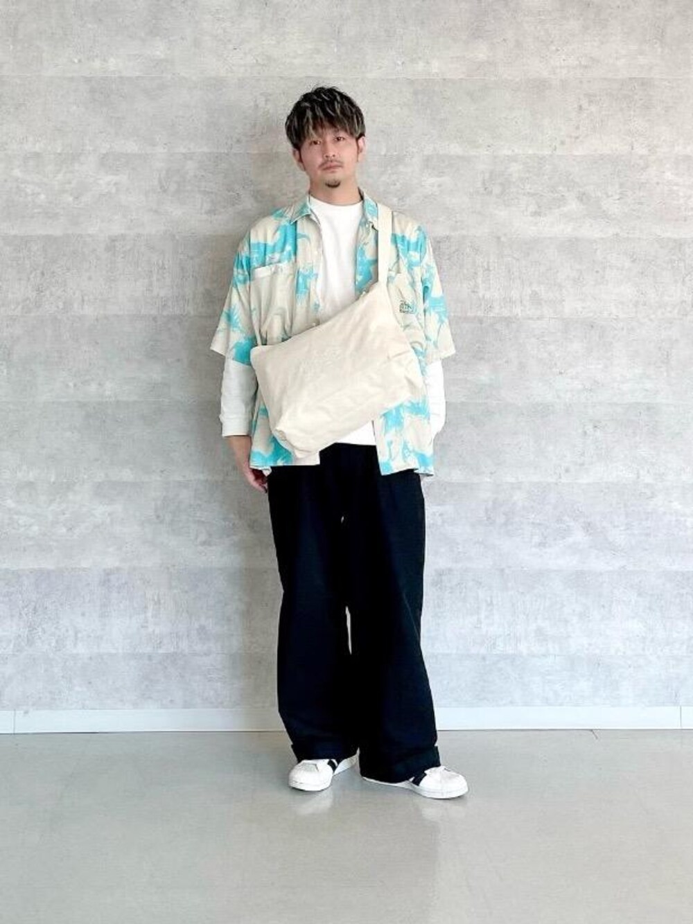 ベージュ系のショルダーバッグを着用したメンズの春コーディネートの1枚目の写真