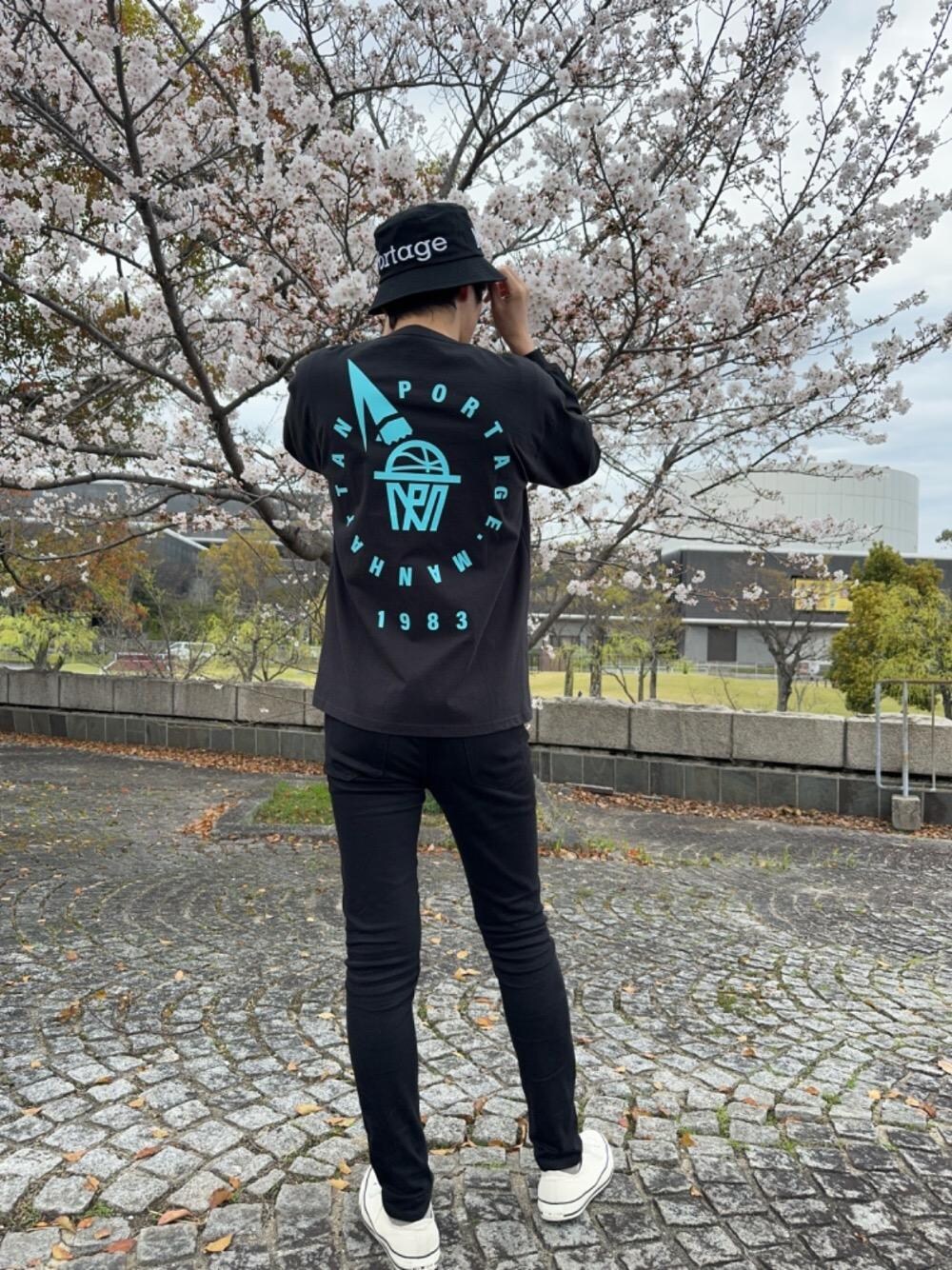 ブラック系のTシャツ/カットソーを着用したメンズの春コーディネートの1枚目の写真