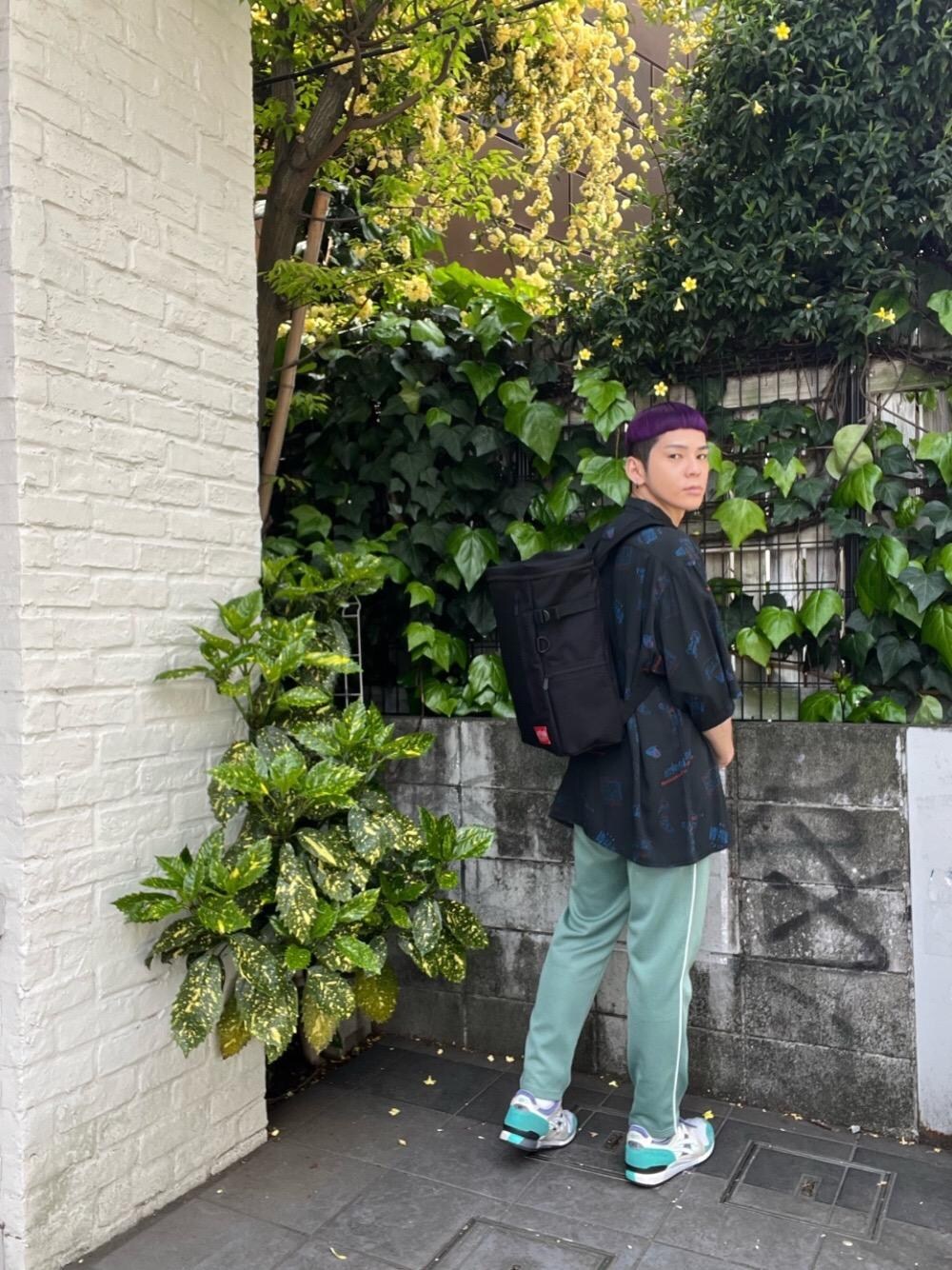 「スニーカー、バックパック、総柄、Manhattan Portage、トラックパンツ、春夏コーデ、通勤スタイル、マンハッタンポーテージ、通学スタイル、シャツ 」｜「Manhattan PortageのNavy Yard Backpack JR（バックパック/リュック、ブラック系）」を使った、Manhattan Portage Staffさん（メンズ・172cm）の春コーディネートの1枚目の写真
