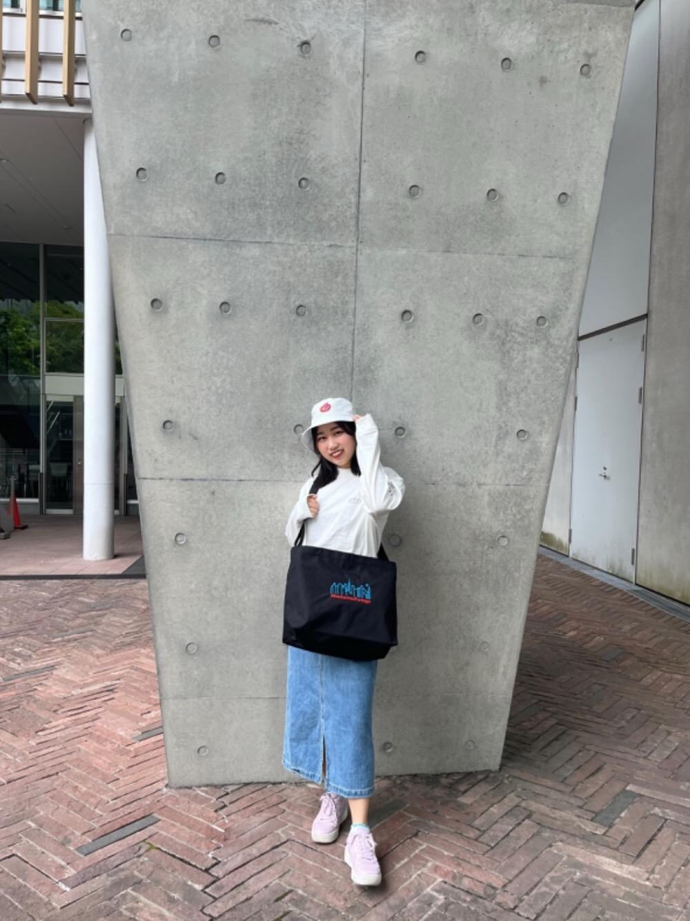 ホワイト系のTシャツ/カットソー、ブラック系のショルダーバッグを着用したレディースの春コーディネートの1枚目の写真