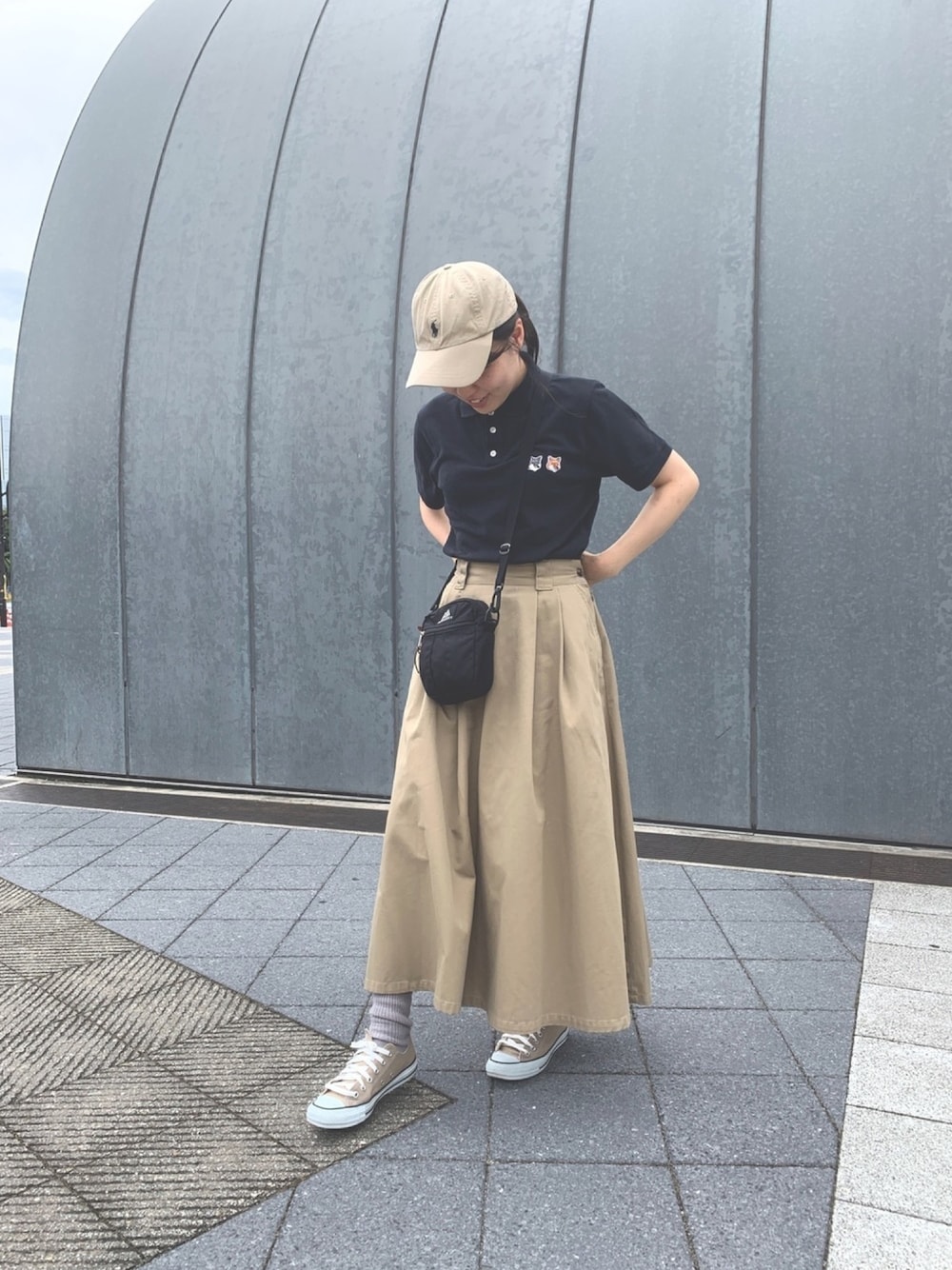 「カジュアルコーデ、ポロシャツ、メンズライク、スポーツミックス、ロングスカート、キャップ、スニーカー、夏コーデ、旅行、おしゃれさんと繋がりたい」｜「POLO RALPH LAURENの【POLO RALPHLAUREN/ポロ ラルフローレン】 ストラップバック  キャップ ワンポイント刺繍（キャップ、ベージュ系）」を使った、chiiiさん（レディース・159cm）の夏コーディネートの1枚目の写真