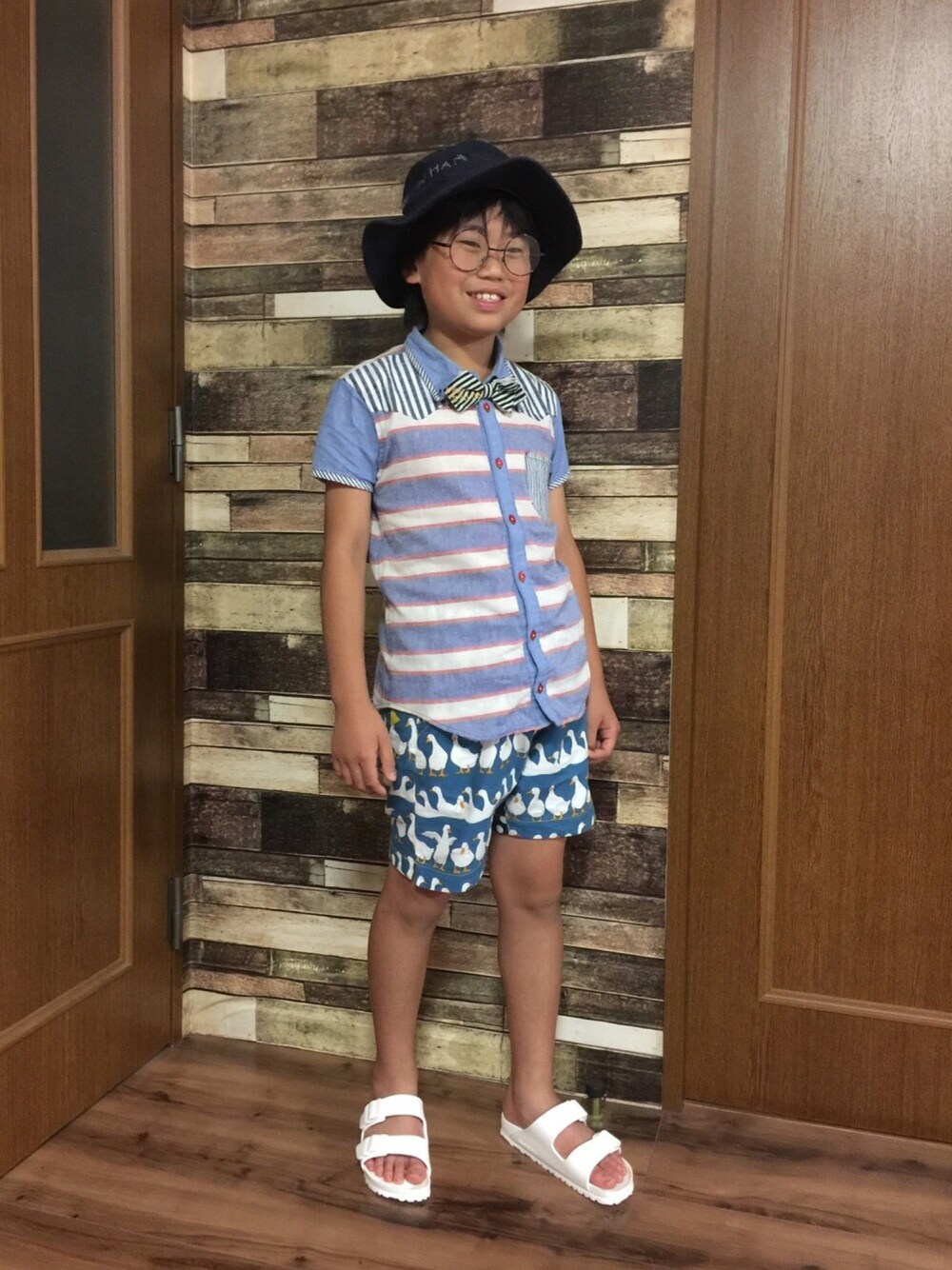 「キッズファッション、夏コーデ、休日スタイル、ビルケンシュトック、白サンダル、ブルーコーデ、丸メガネ、サンダル」｜「DENIM DUNGAREEのアイテム（ハット、ブルー系）」を使った、◡̈*✧Rikky◡̈⃝☆*ﾟさん（キッズ・138cm）の夏コーディネートの1枚目の写真