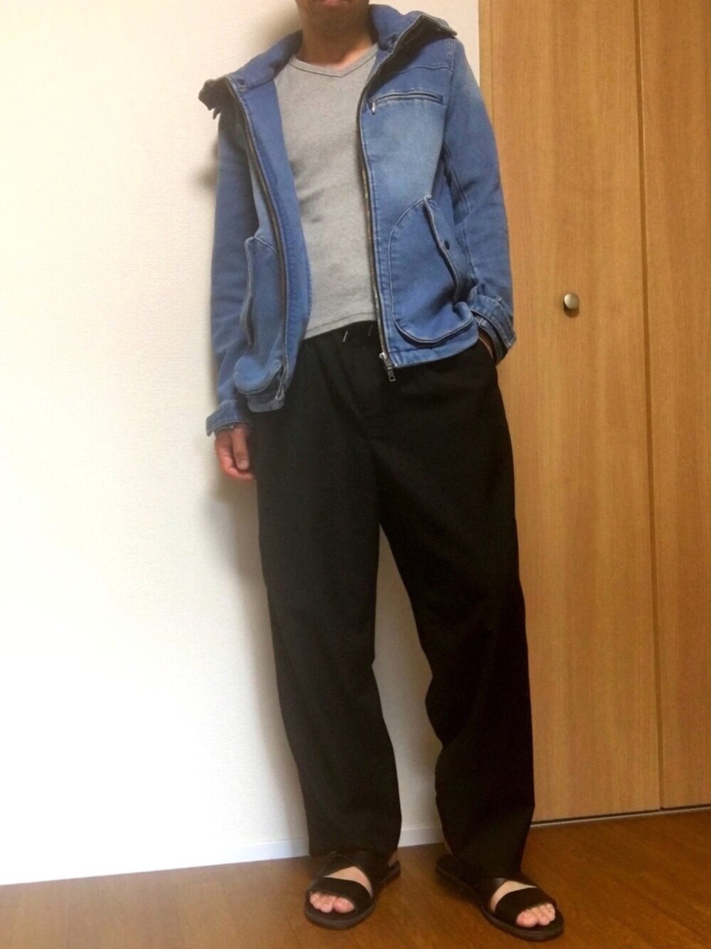 「GLOBAL WORKのアイテム（その他パンツ、ブラック系）」を使った、hideさん（メンズ・167cm）の春コーディネートの1枚目の写真