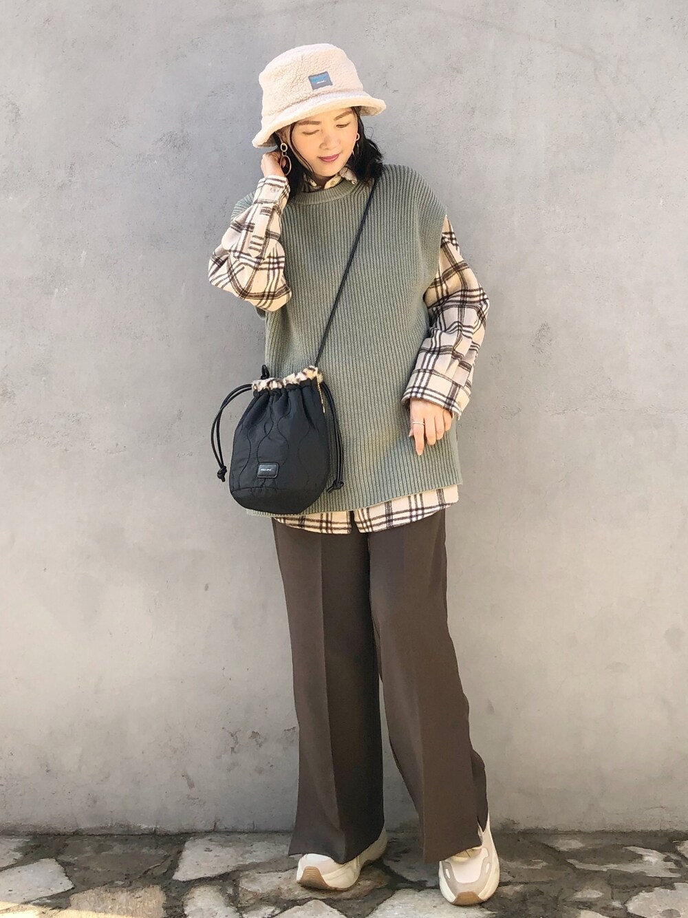 「冬コーデ、リラックススタイル、オーバーサイズ、バケットハット、ボア、チェックシャツ、ベスト、ワイドパンツ、巾着バッグ、厚底スニーカー」｜「niko and...の【Bear USA(ベア ユーエスエー)】コラボボアバケットハット（ハット、ベージュ系）」を使った、tingtingさん（レディース・153cm）の秋コーディネートの1枚目の写真