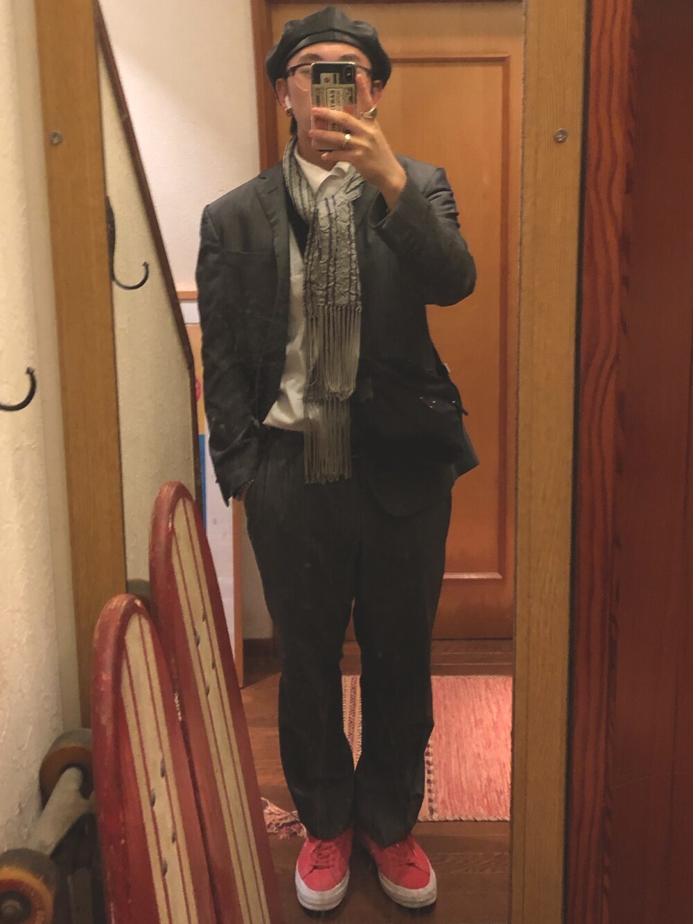 「スーツスタイル、おしゃれさんと繋がりたい、いいね、save、フォローお願いします🤑、相互フォロー、スニーカー、フォーマル、白シャツ、古着MIX、converse、冬コーデ」｜「Aquascutumのアイテム（セットアップ、グレー系）」を使った、yuhri 「相互フォロー」さん（メンズ・172cm）の秋コーディネートの1枚目の写真