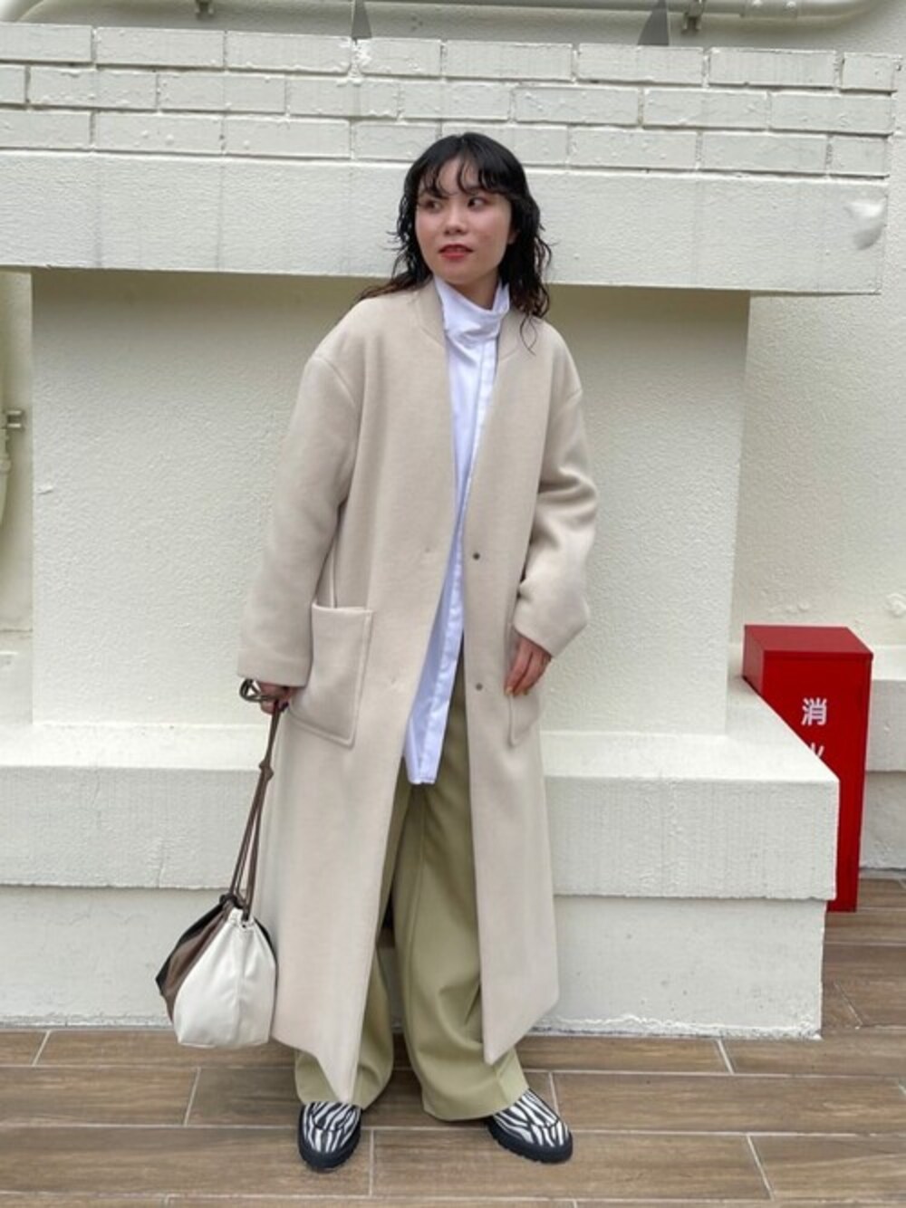 PUBLIC TOKYOのノーカラーコートを使った人気ファッション 