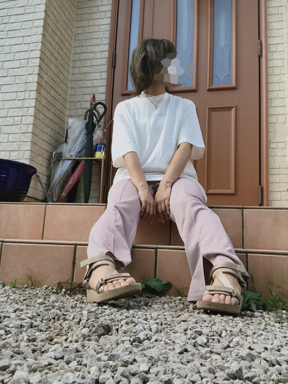 ホワイト系のTシャツ/カットソー、ピンク系のパンツ、ベージュ系のサンダルを着用したレディースの秋コーディネートの1枚目の写真