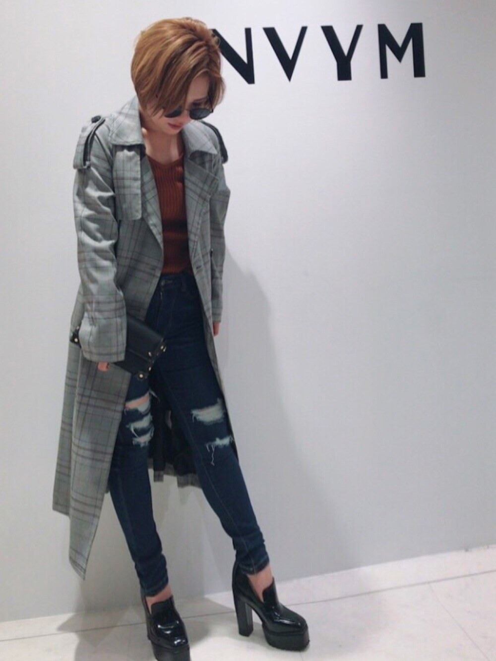 「glen check、グレンチェックコート、envym_staff、envym_hiroshima、ENVYM、秋ファッション」｜「ENVYMのＦＲＯＮＴ ＤＡＭＡＧＥ ＳＫＩＮＮＹ（デニムパンツ、ブルー系）」を使った、Mutsumiさん（レディース・158cm）の秋コーディネートの1枚目の写真