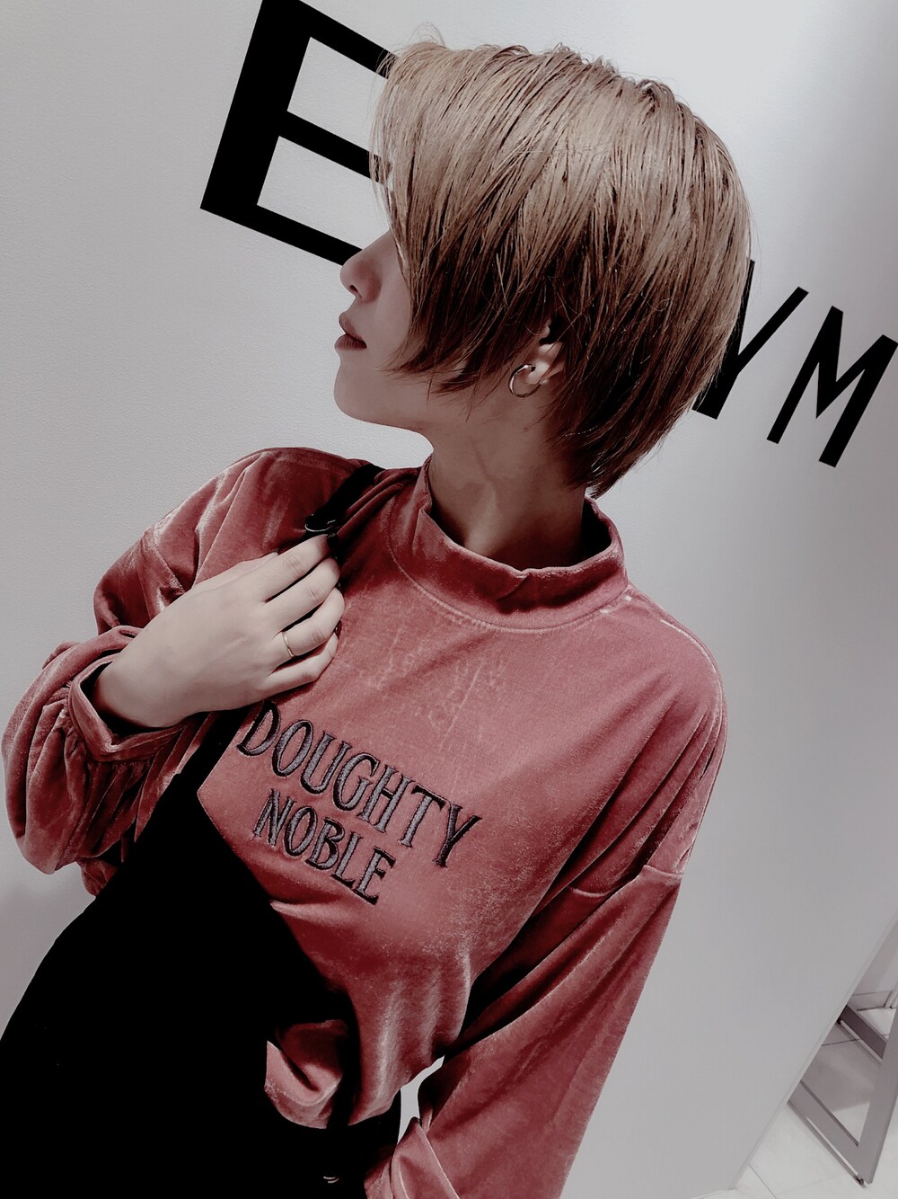 「envym_staff、ENVYM、newarrival、ベロアトップス、ピンク×グレー、ハイトーンショート、hiroshima、parco」｜「ENVYMのベロアロゴＰＯ（スウェット、ピンク系）」を使った、Mutsumiさん（レディース・158cm）の秋コーディネートの1枚目の写真