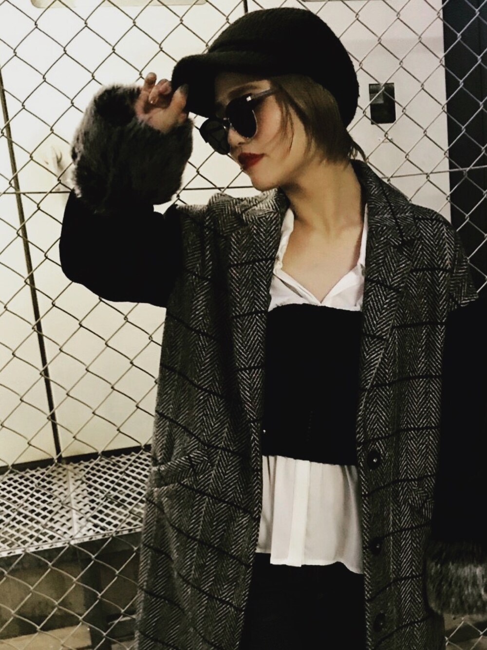 ブラック系のその他アウター、ホワイト系のシャツ/ブラウス、ブラック系のキャップを着用したレディースの秋コーディネートの1枚目の写真