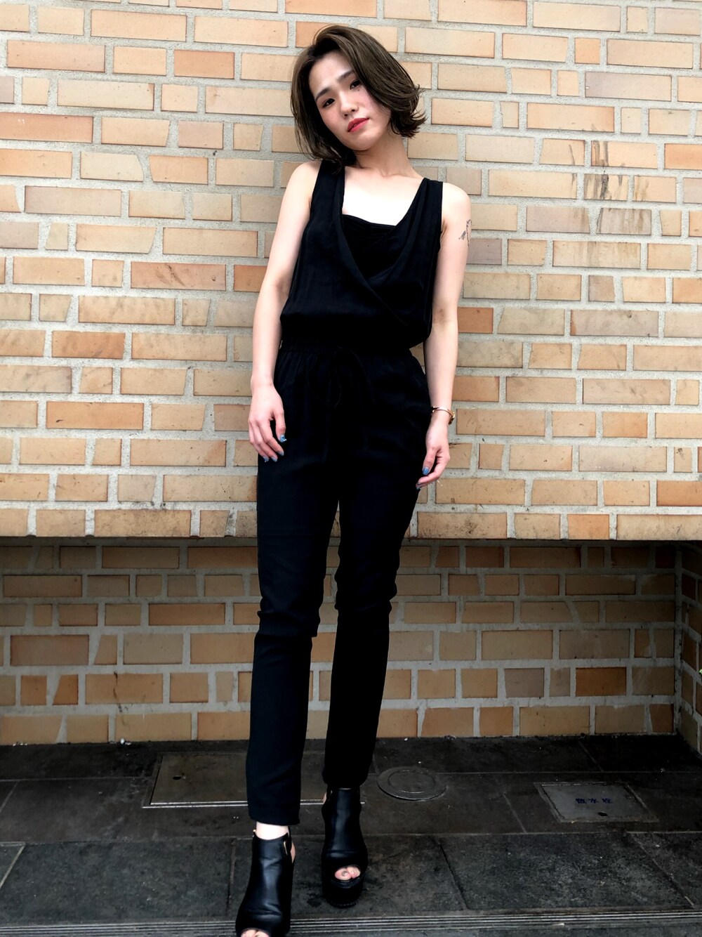 「夏コーデ、大人カジュアル、おしゃれさんと繋がりたい、パンツスタイル、オールインワン、モノトーンコーデ、オールブラック、厚底サンダル、envym_staff、ENVYM」｜「ENVYMのカシュクールオールインワン（つなぎ/オールインワン、ブラック系）」を使った、Mutsumiさん（レディース・163cm）の夏コーディネートの1枚目の写真