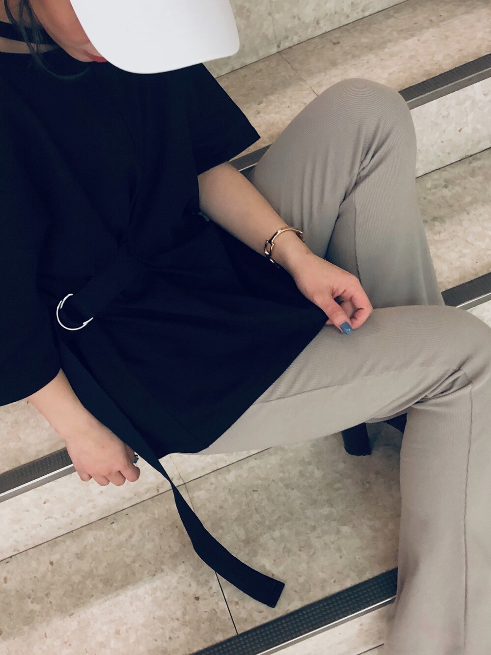 「T-SHIRT、Tシャツ、夏コーデ、大人カジュアル、シンプルコーデ、楽チンコーデ、おしゃれさんと繋がりたい、ENVYM、envym_staff、メンズライク」｜「ENVYMのネックポイントベルトＴ－ＳＨ（Tシャツ/カットソー、ブラック系）」を使った、Mutsumiさん（レディース・163cm）の夏コーディネートの1枚目の写真