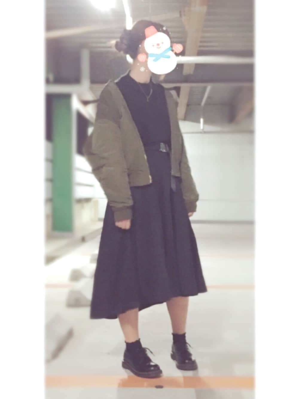 「休日スタイル、MA-1、カーキ、ブラックコーデ、フィッシュテール、Dr.Martens」｜「PUNYUSのバルーンスリーブニット（ニット/セーター、ブラック系）」を使った、こめこさん（レディース・164cm）の冬コーディネートの1枚目の写真