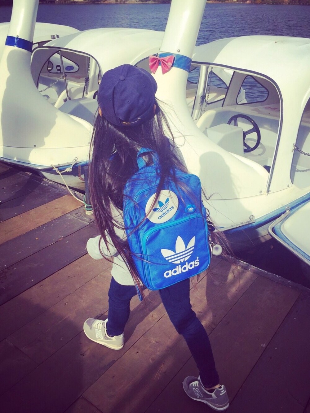 「DENIM DUNGAREE、ZARA、adidas、WEGO、女の子、カジュアルコーデ、キャップ、リュック、スウェット、キッズコーデ」｜「adidas Originalsのアイテム（バックパック/リュック、ブルー系）」を使った、HEIDI0407さん（キッズ・120cm）の冬コーディネートの1枚目の写真