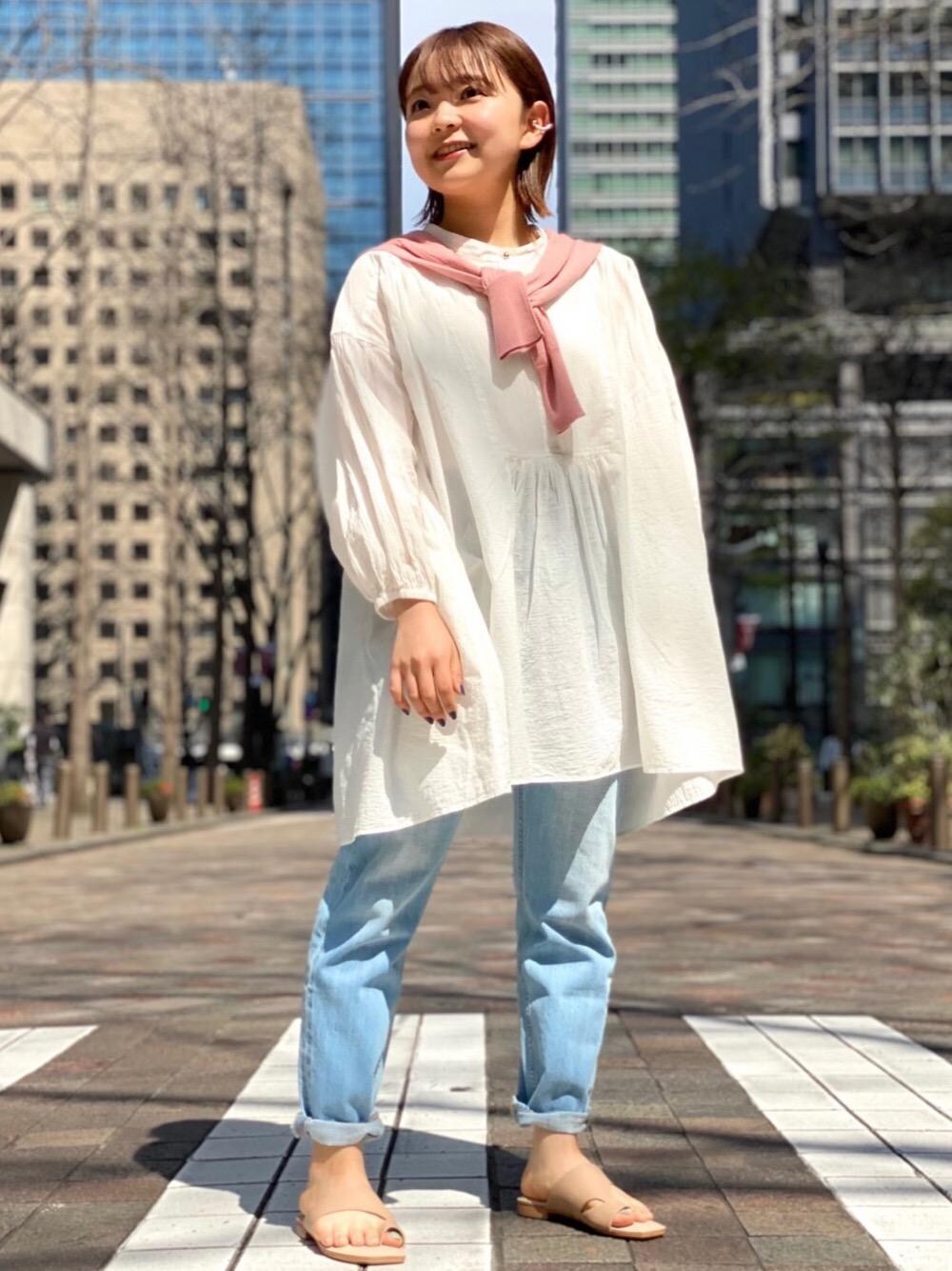 その他のデニムパンツ、ピンク系のカーディガン/ボレロ、ホワイト系のタンクトップを着用したレディースの春コーディネートの1枚目の写真