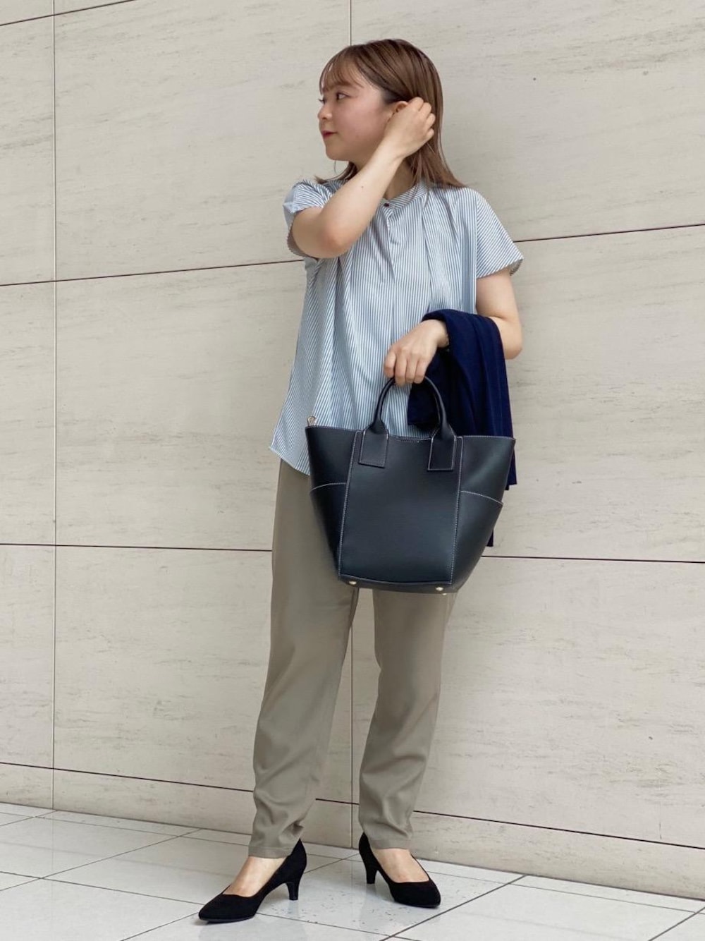 ブラウン系のその他パンツ、ホワイト系のTシャツ/カットソー、ブラック系のパンプスを着用したレディースの夏コーディネートの1枚目の写真