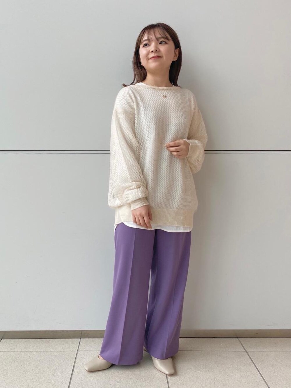 ホワイト系のTシャツ/カットソー、ベージュ系のパンプス、ホワイト系のニット/セーターを着用したレディースの秋コーディネートの1枚目の写真