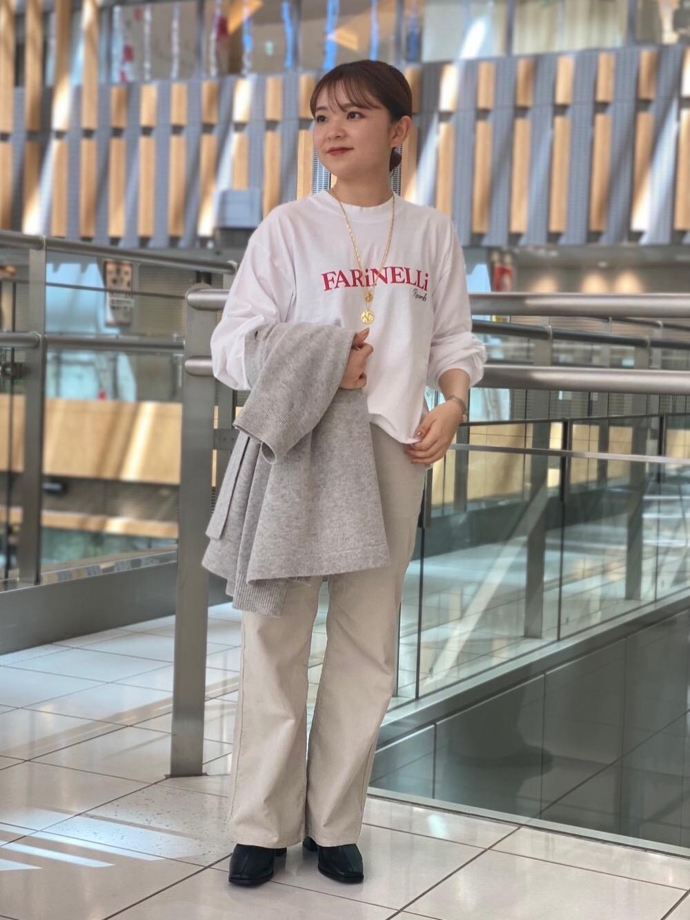 ベージュ系のその他パンツ、ブラック系のトートバッグ、グレー系のニット/セーターを着用したレディースの秋コーディネートの1枚目の写真